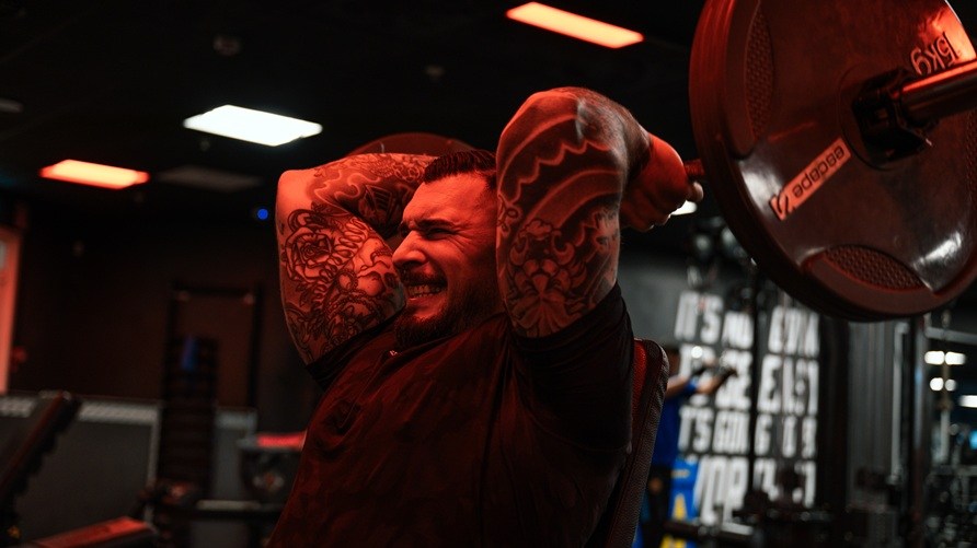 En mand udf�rer tr�nings�velsen "french press".